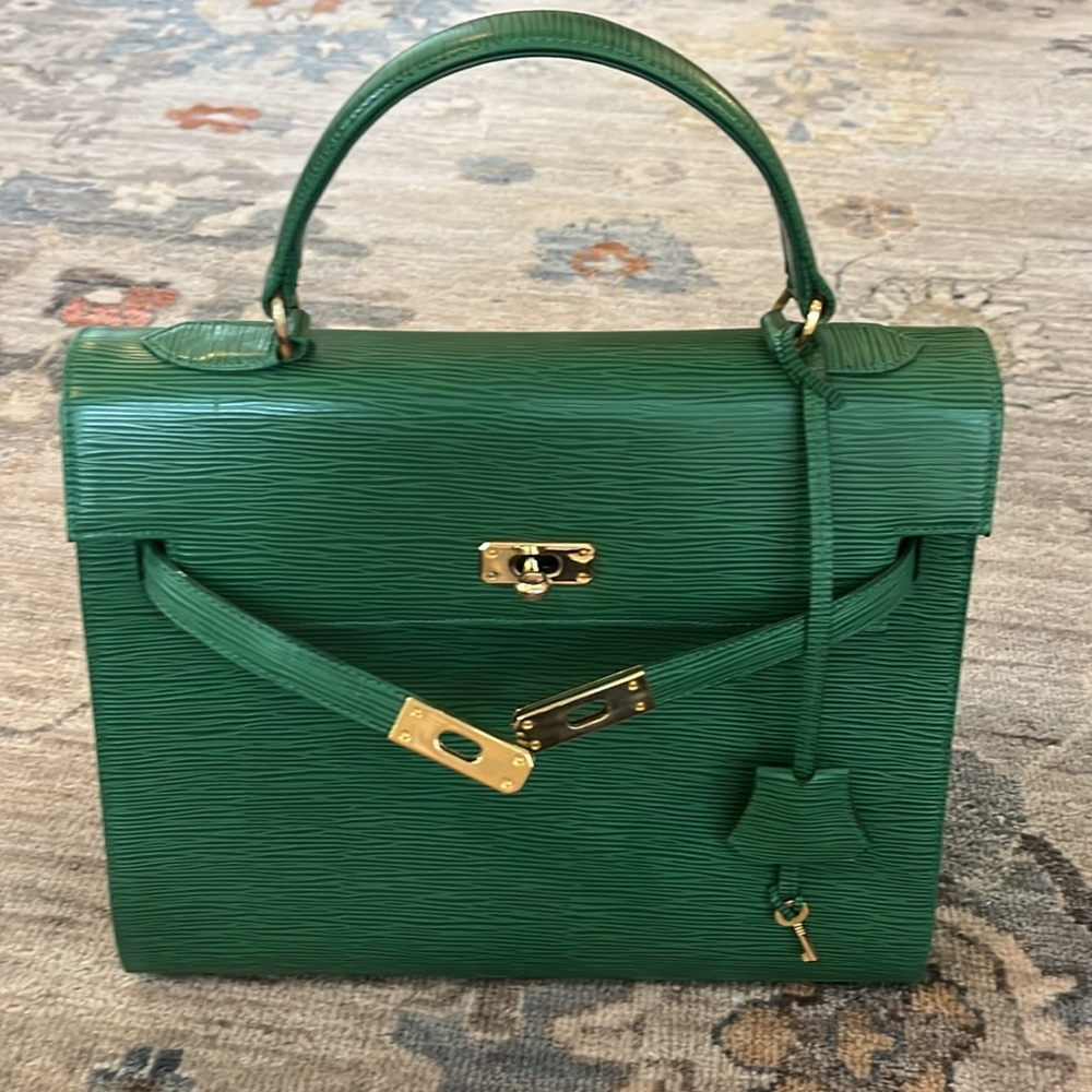 In French style this lovely bag  is in excellent condition with minor wear. - Picture 8 of 16